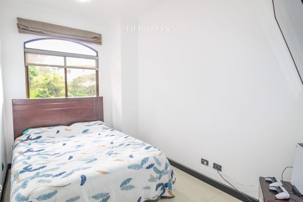 Se vende Casa en Curridabat de 4 Habitaciones + Hab Serv 4 Parqueos nja1034