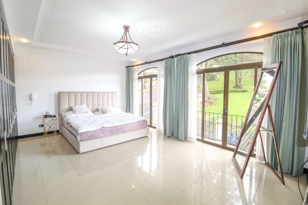 Se vende Casa en Curridabat de 4 Habitaciones + Hab Serv 4 Parqueos nja1034