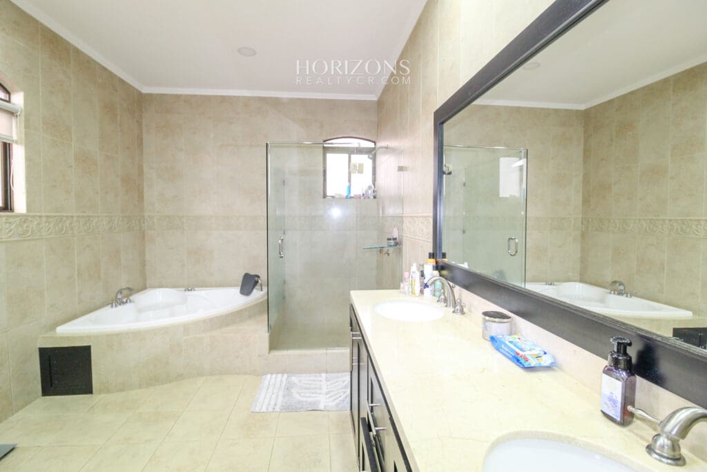 Se vende Casa en Curridabat de 4 Habitaciones + Hab Serv 4 Parqueos nja1034