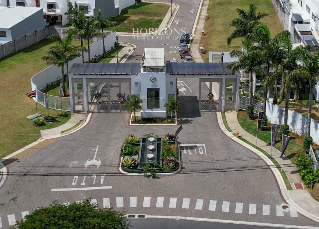 Casa en Venta en Condominio Distrito San Juan – 3 Dormitorios con Baño Cada Uno  nja1351