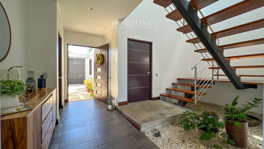 Se Alquila Casa Moderna en Curridabat 4 Habitaciones 4 Parqueos Amplio Jardín nja1043