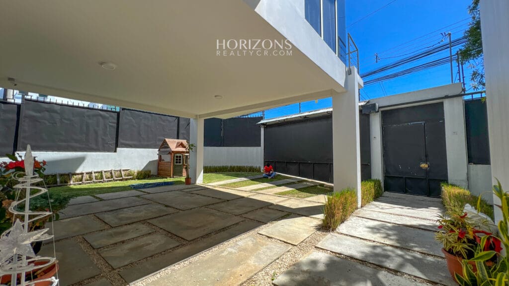 Se Alquila Casa Moderna en Curridabat 4 Habitaciones 4 Parqueos Amplio Jardín nja1043