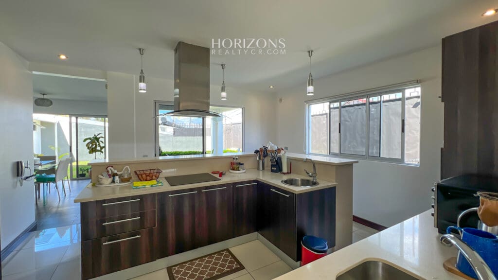 Se Alquila Casa Moderna en Curridabat 4 Habitaciones 4 Parqueos Amplio Jardín nja1043