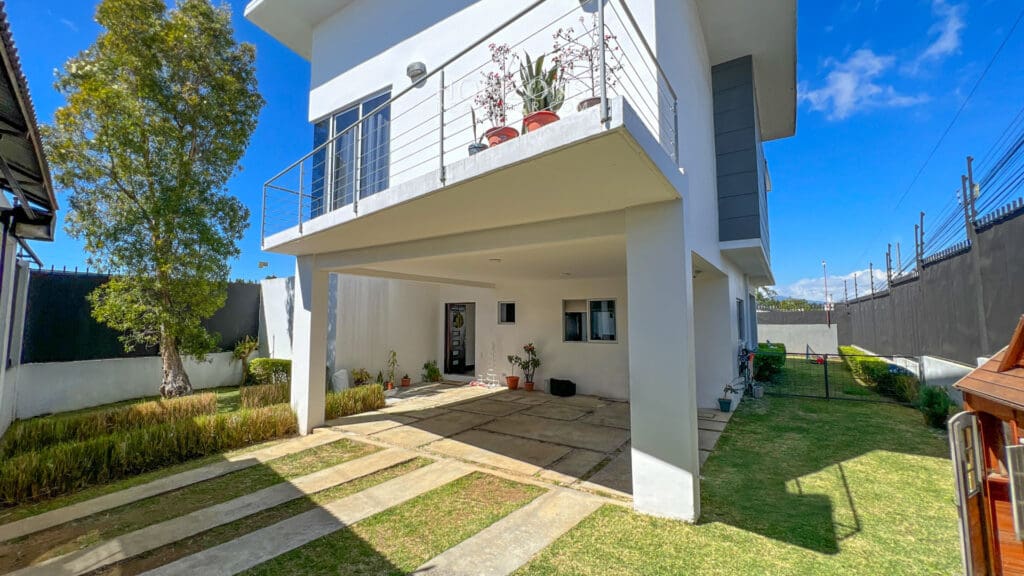 Se Alquila Casa Moderna en Curridabat 4 Habitaciones 4 Parqueos Amplio Jardín nja1043