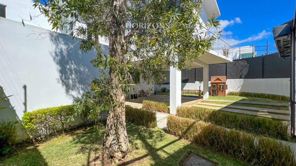 Se Alquila Casa Moderna en Curridabat 4 Habitaciones 4 Parqueos Amplio Jardín nja1043