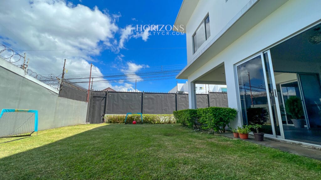 Se Alquila Casa Moderna en Curridabat 4 Habitaciones 4 Parqueos Amplio Jardín nja1043