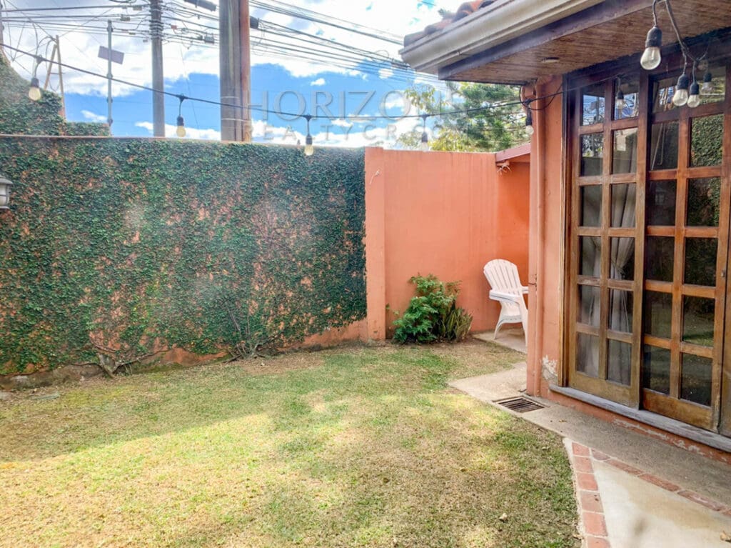 SE ALQUILA CASA CON PATIO EN SAN PEDRO 3 HABITACIONES + ESTUDIO noj911
