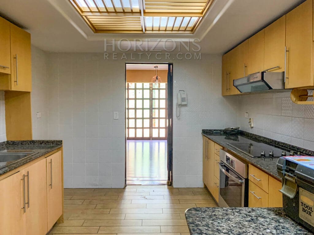 SE ALQUILA CASA CON PATIO EN SAN PEDRO 3 HABITACIONES + ESTUDIO noj911