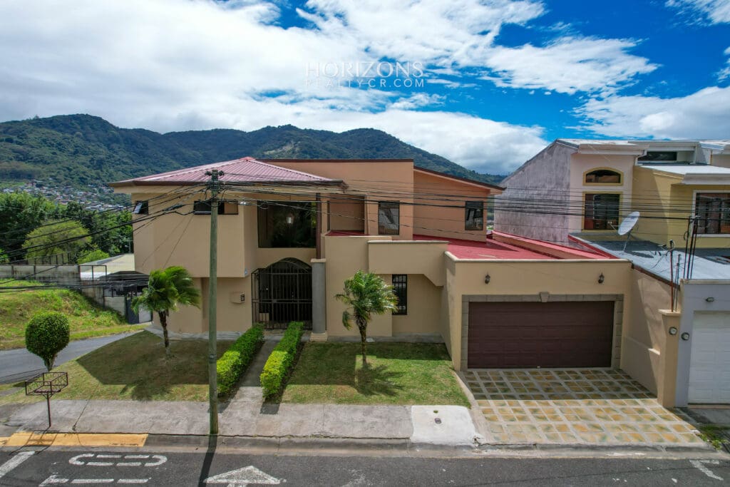 Casa con Vista a las Montañas en Residencial Tres Rios 4 Habitaciones NJA1047