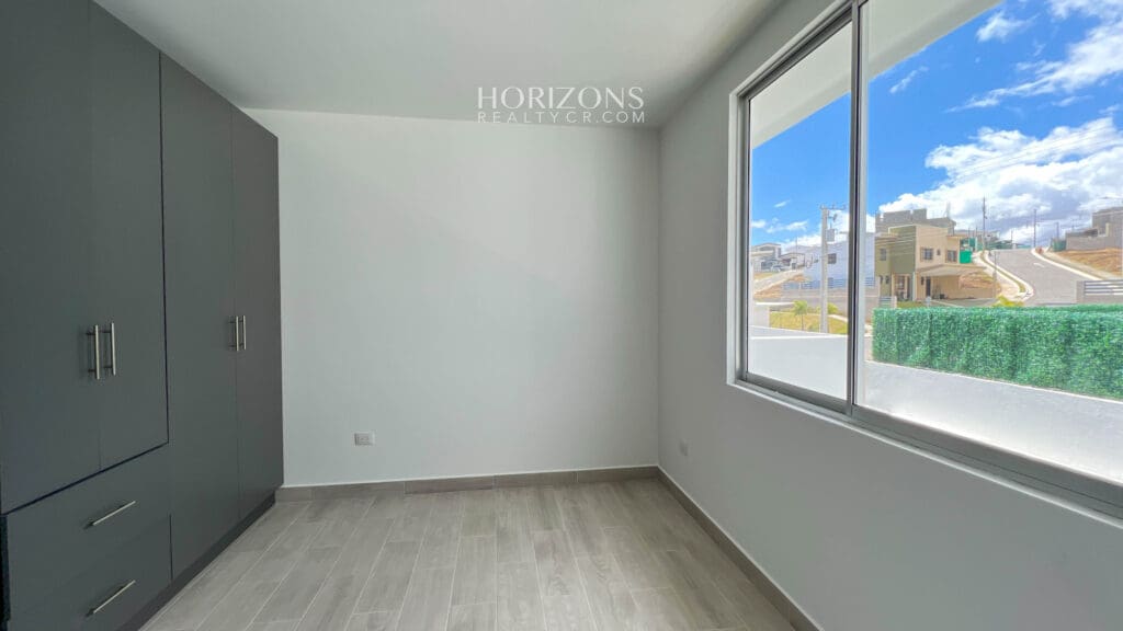 Casa Nueva 4 Habitaciones más Oficina Garaje 3 Veh 220m2 en Condominio Distrito San Juan nja1054
