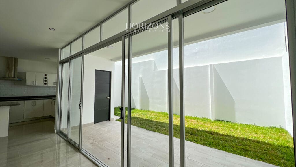Casa Nueva 4 Habitaciones más Oficina Garaje 3 Veh 220m2 en Condominio Distrito San Juan nja1054