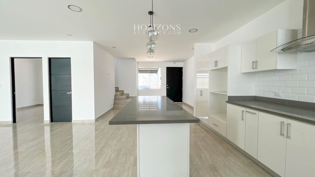 Casa Nueva 4 Habitaciones más Oficina Garaje 3 Veh 220m2 en Condominio Distrito San Juan nja1054