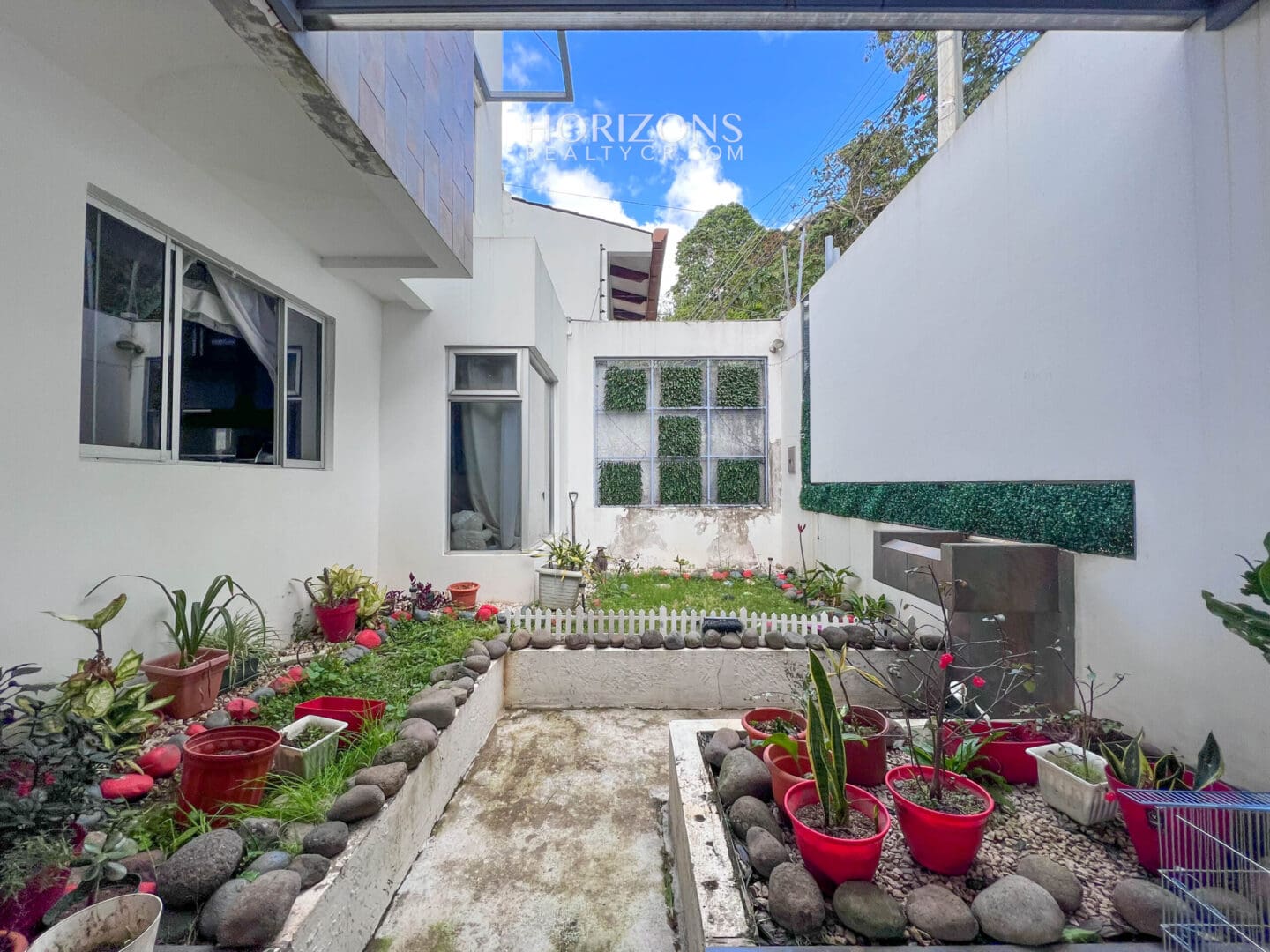 Casa Contemporánea Independiente En Curridabat 3 habitaciones + C. Serv Amplio Patio nja1059