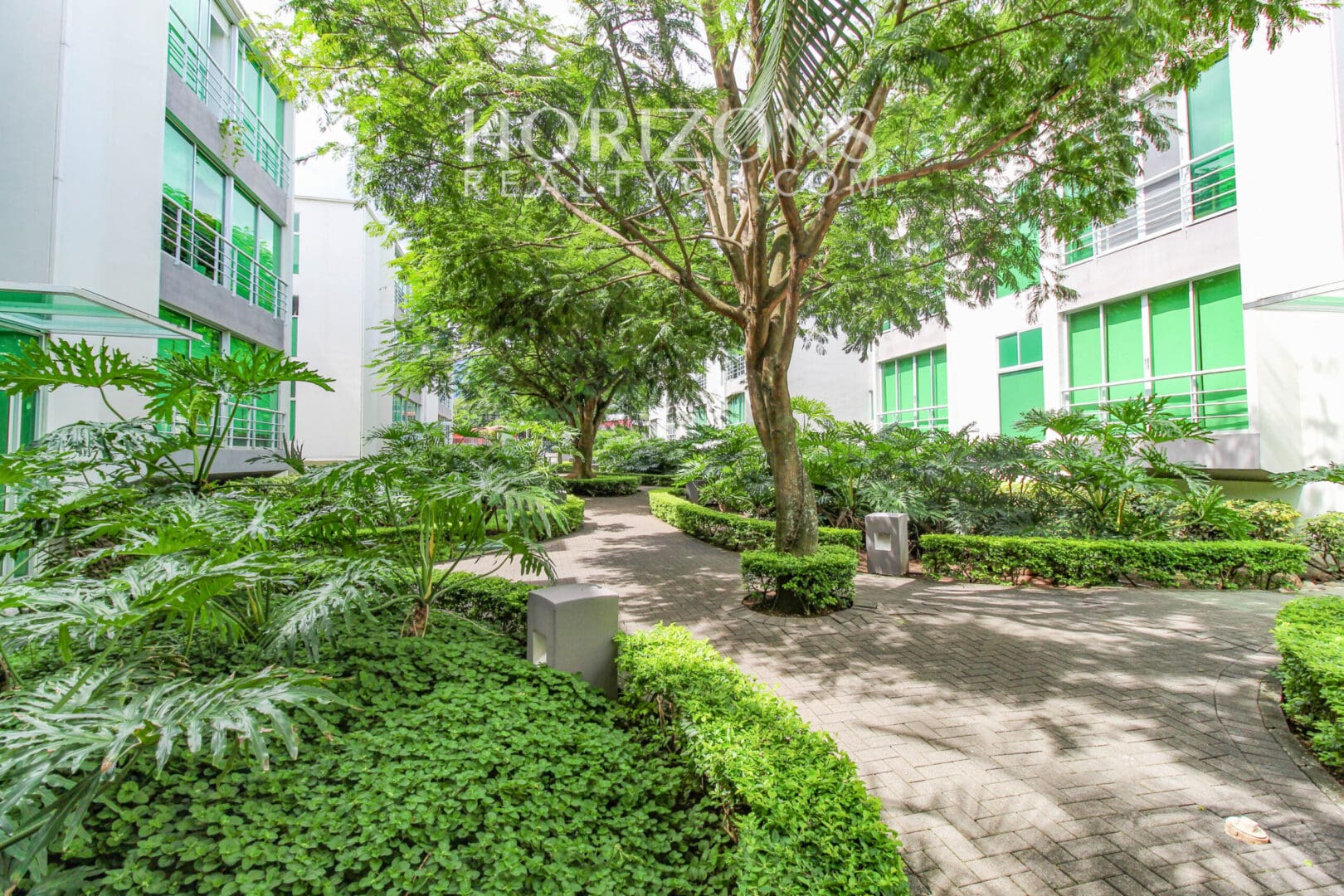 VENTA DE APARTAMENTO DENTRO DE CONDOMINIO EN SANTA ANA CENTRO njv236