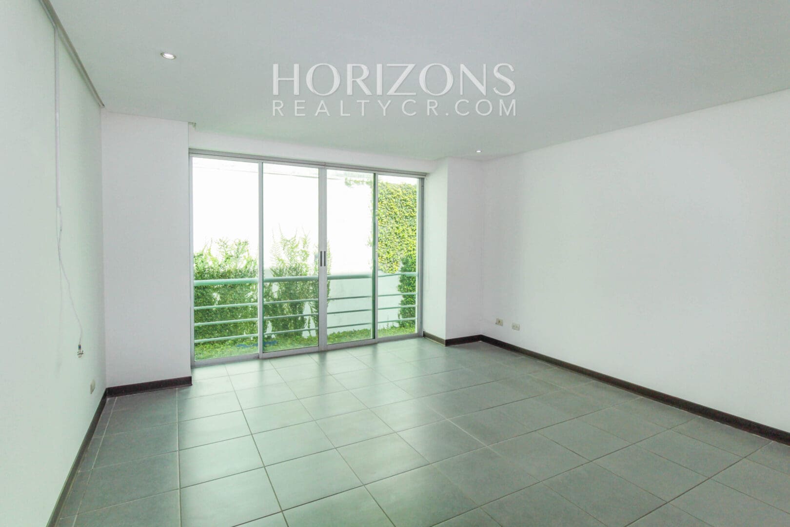 VENTA DE APARTAMENTO DENTRO DE CONDOMINIO EN SANTA ANA CENTRO njv236