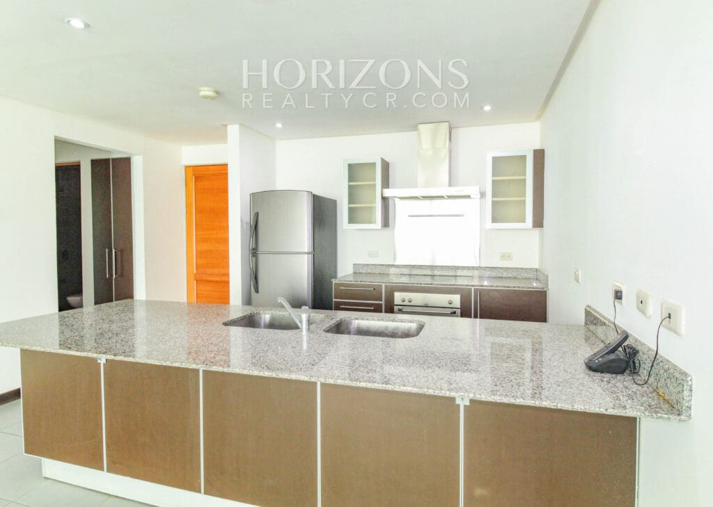 VENTA DE APARTAMENTO DENTRO DE CONDOMINIO EN SANTA ANA CENTRO njv236