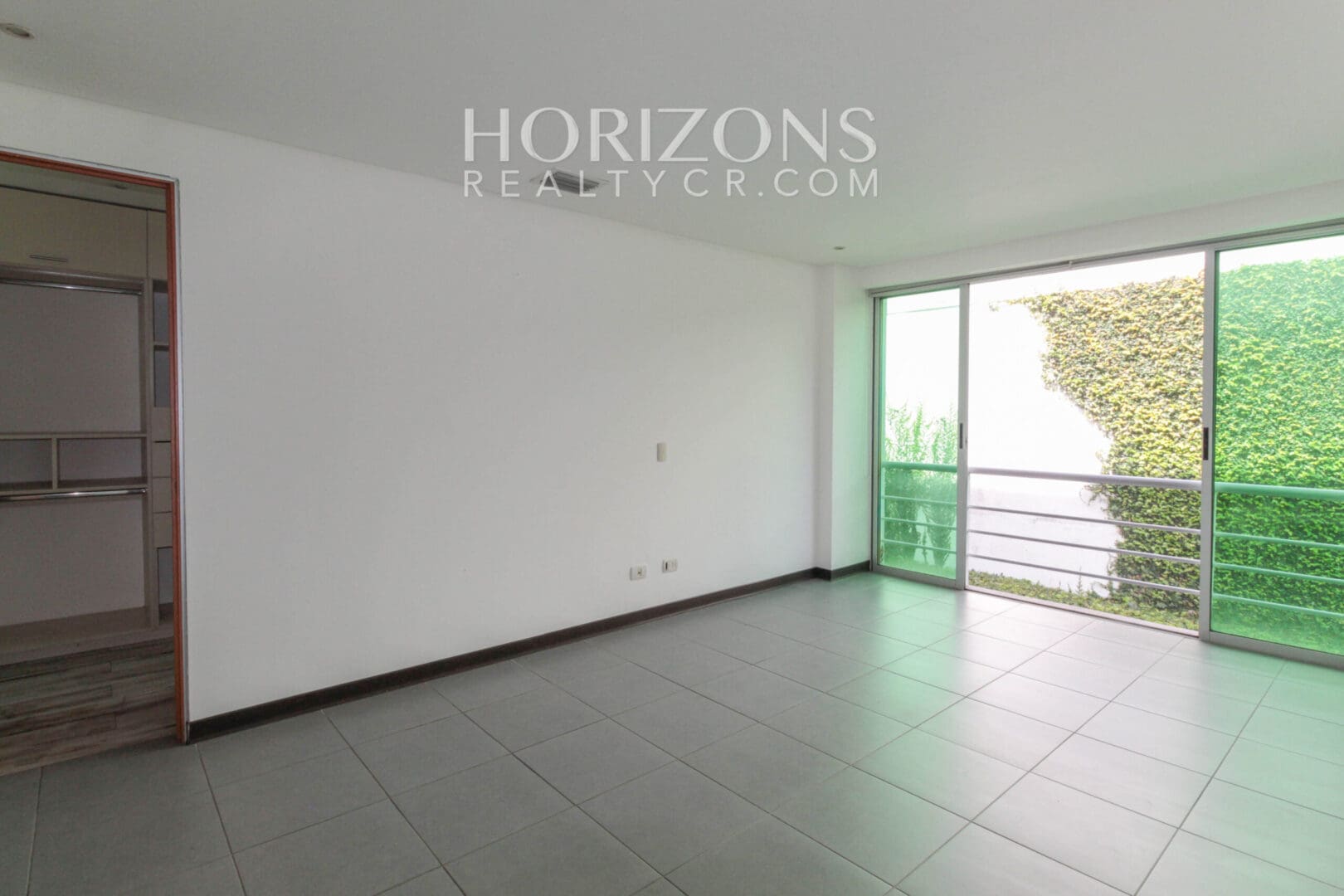 VENTA DE APARTAMENTO DENTRO DE CONDOMINIO EN SANTA ANA CENTRO njv236