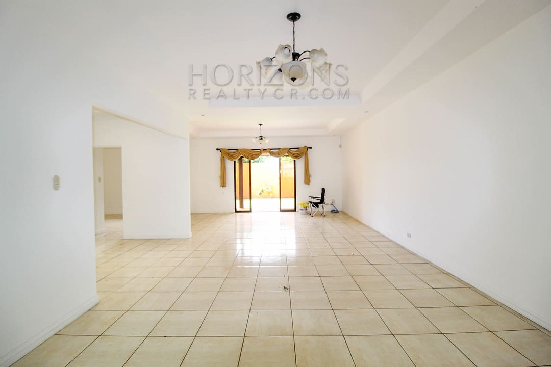 SE ALQUILA CASA EN SAN PEDRO CON PATIO 2 HABITACIONES / TERRAZA noj916