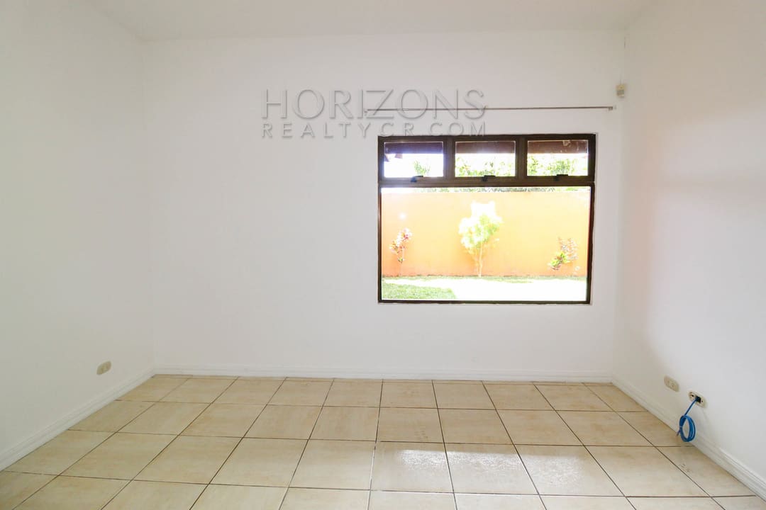 SE ALQUILA CASA EN SAN PEDRO CON PATIO 2 HABITACIONES / TERRAZA noj916
