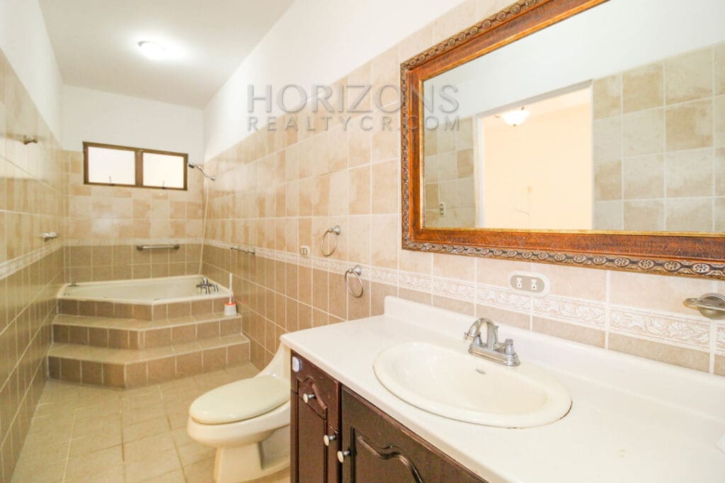 SE ALQUILA CASA EN SAN PEDRO CON PATIO 2 HABITACIONES / TERRAZA noj916