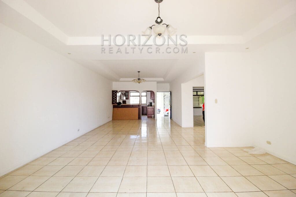 SE ALQUILA CASA EN SAN PEDRO CON PATIO 2 HABITACIONES / TERRAZA noj916