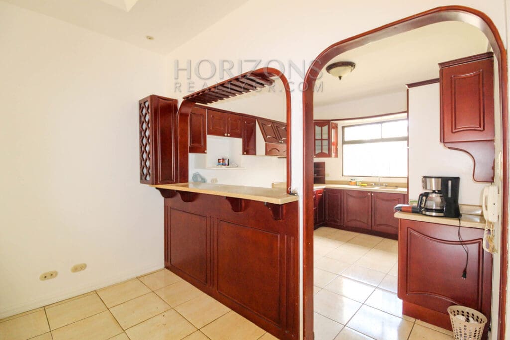 SE ALQUILA CASA EN SAN PEDRO CON PATIO 2 HABITACIONES / TERRAZA noj916