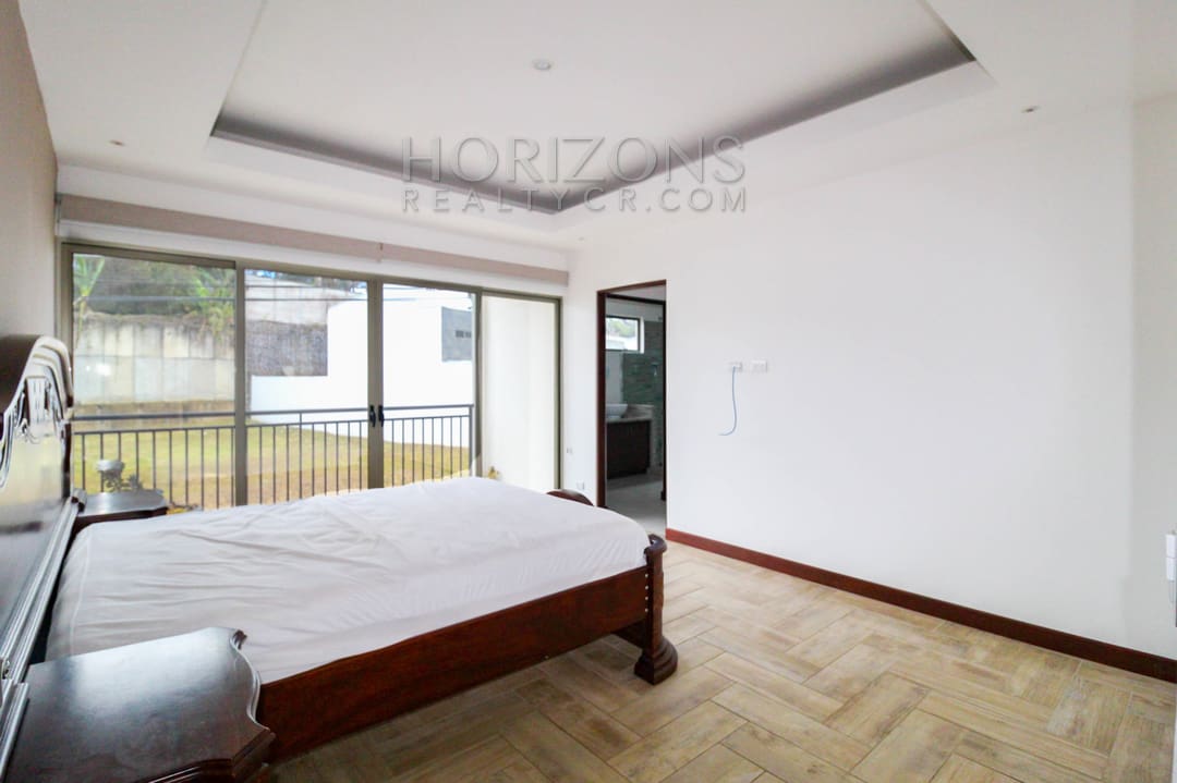 SE ALQUILA MODERNA CASA CON PATIO EN SABANILLA 3 HABITACIONES + LINEA BLANCA noj919