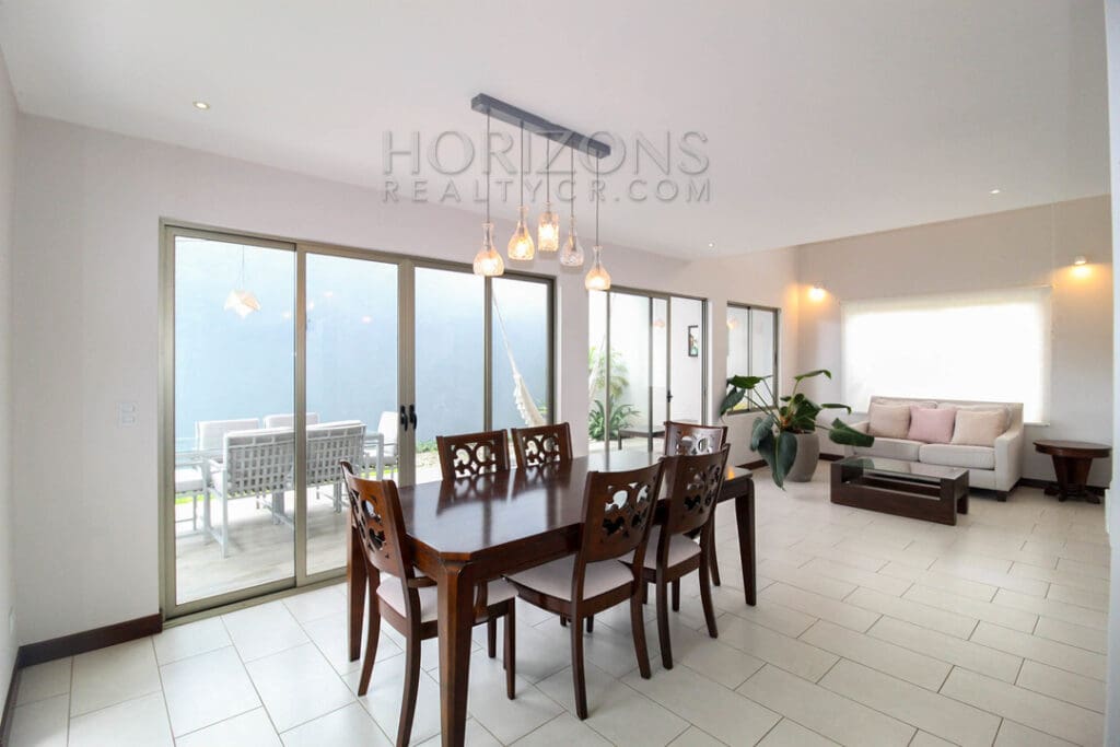 SE ALQUILA MODERNA CASA CON PATIO EN SABANILLA 3 HABITACIONES + LINEA BLANCA noj919