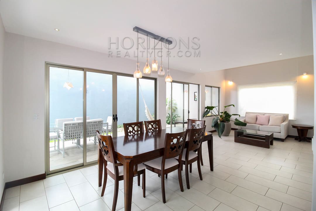 SE ALQUILA MODERNA CASA CON PATIO EN SABANILLA 3 HABITACIONES + LINEA BLANCA noj919
