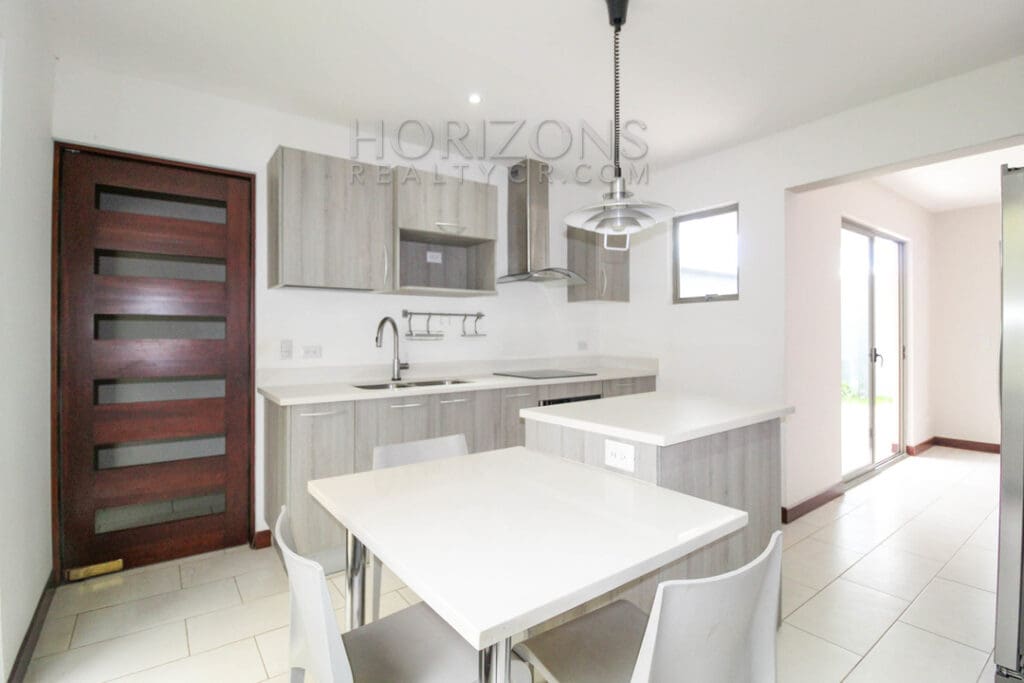 SE ALQUILA MODERNA CASA CON PATIO EN SABANILLA 3 HABITACIONES + LINEA BLANCA noj919