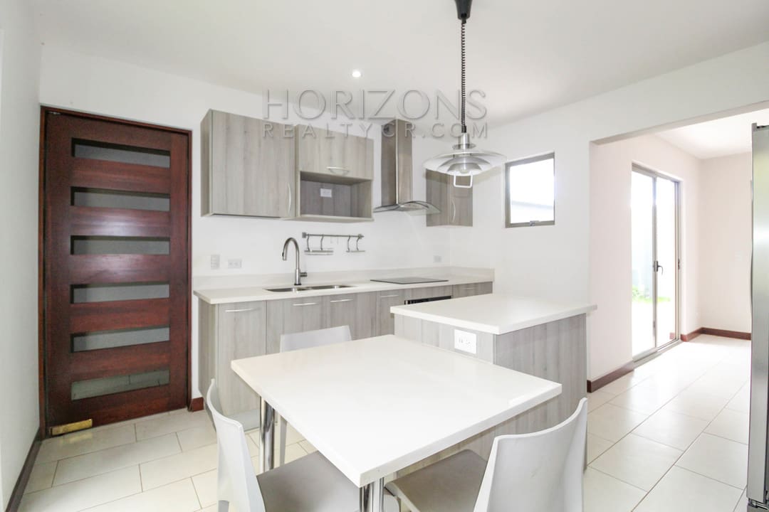 SE ALQUILA MODERNA CASA CON PATIO EN SABANILLA 3 HABITACIONES + LINEA BLANCA noj919