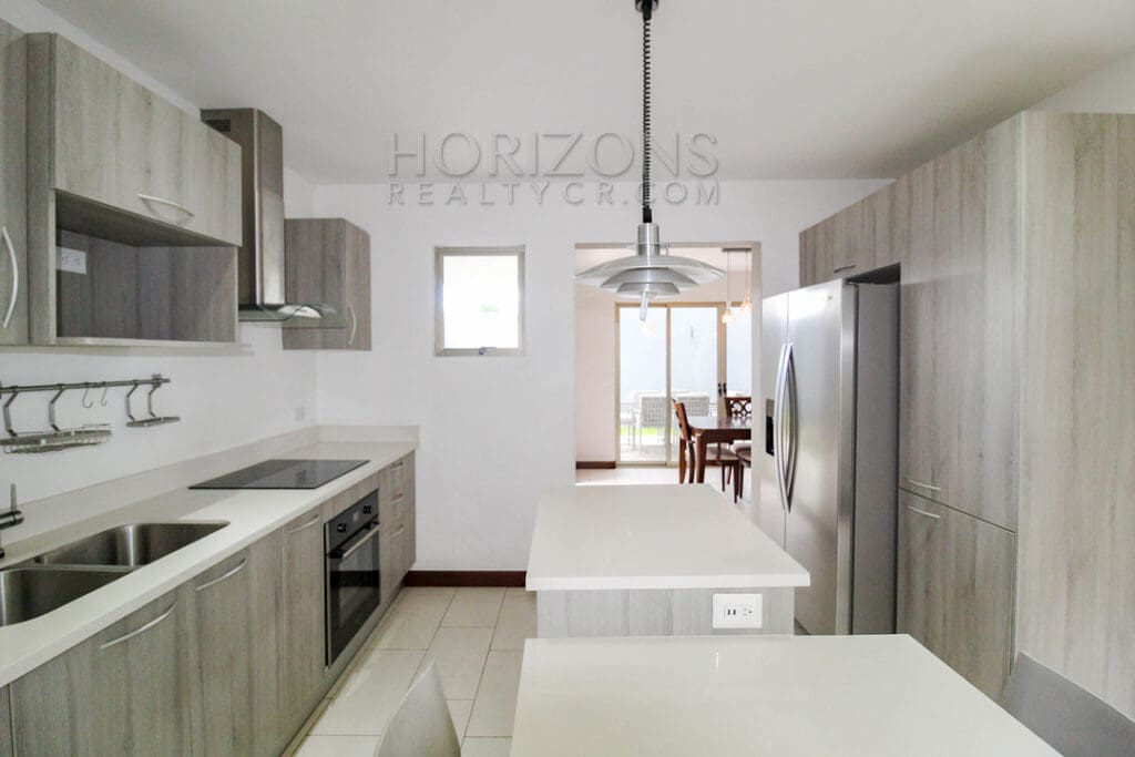 SE ALQUILA MODERNA CASA CON PATIO EN SABANILLA 3 HABITACIONES + LINEA BLANCA noj919