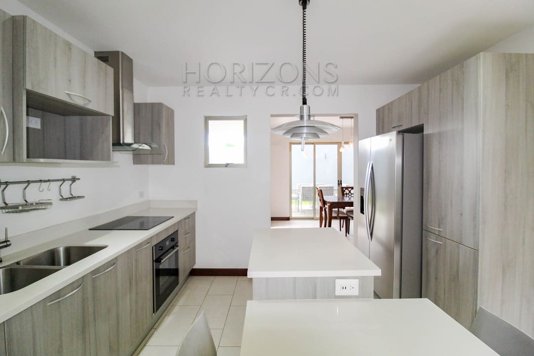 SE ALQUILA MODERNA CASA CON PATIO EN SABANILLA 3 HABITACIONES + LINEA BLANCA noj919