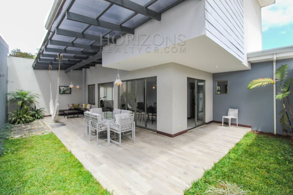 SE ALQUILA MODERNA CASA CON PATIO EN SABANILLA 3 HABITACIONES + LINEA BLANCA noj919