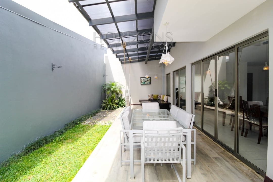 SE ALQUILA MODERNA CASA CON PATIO EN SABANILLA 3 HABITACIONES + LINEA BLANCA noj919