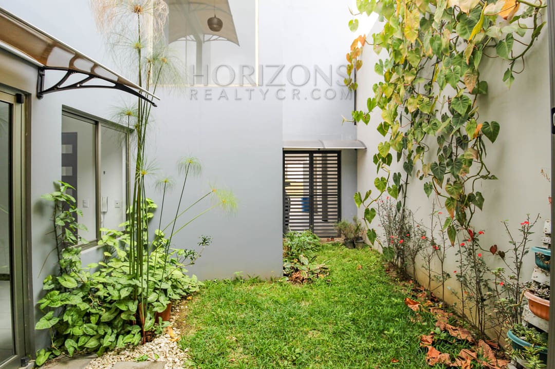 SE ALQUILA MODERNA CASA CON PATIO EN SABANILLA 3 HABITACIONES + LINEA BLANCA noj919