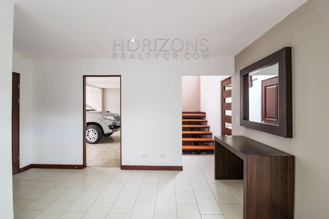 SE ALQUILA MODERNA CASA CON PATIO EN SABANILLA 3 HABITACIONES + LINEA BLANCA noj919
