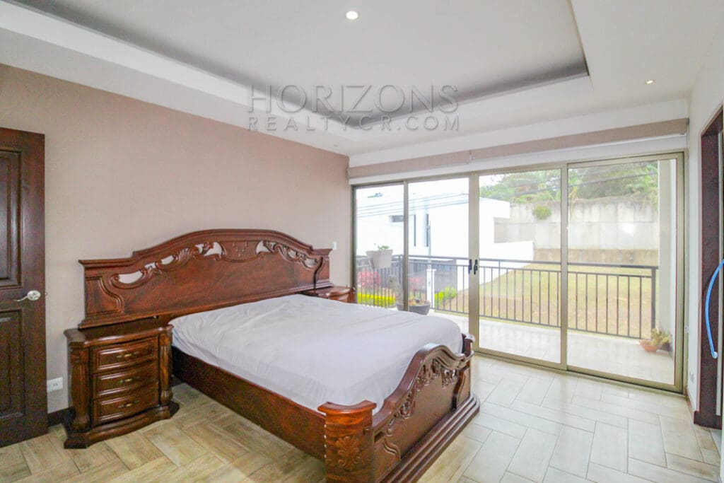 SE ALQUILA MODERNA CASA CON PATIO EN SABANILLA 3 HABITACIONES + LINEA BLANCA noj919