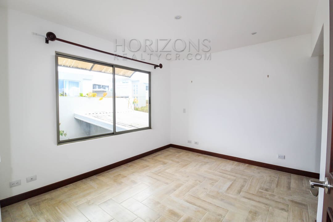 SE ALQUILA MODERNA CASA CON PATIO EN SABANILLA 3 HABITACIONES + LINEA BLANCA noj919