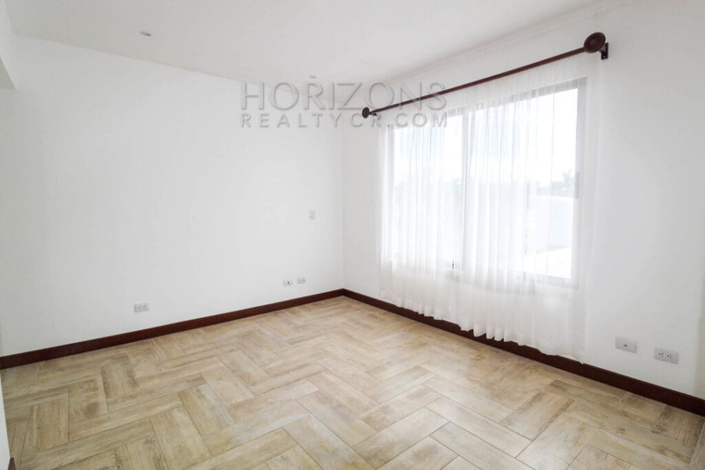 SE ALQUILA MODERNA CASA CON PATIO EN SABANILLA 3 HABITACIONES + LINEA BLANCA noj919
