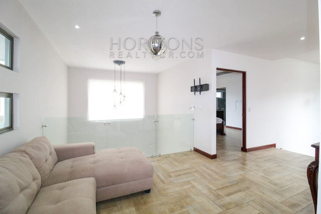 SE ALQUILA MODERNA CASA CON PATIO EN SABANILLA 3 HABITACIONES + LINEA BLANCA noj919