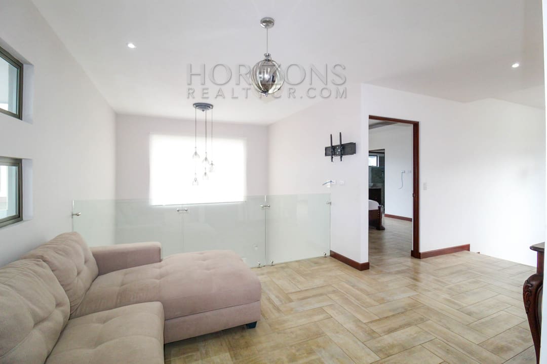 SE ALQUILA MODERNA CASA CON PATIO EN SABANILLA 3 HABITACIONES + LINEA BLANCA noj919