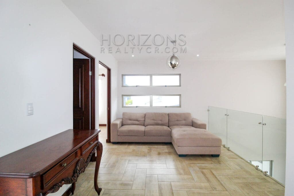 SE ALQUILA MODERNA CASA CON PATIO EN SABANILLA 3 HABITACIONES + LINEA BLANCA noj919