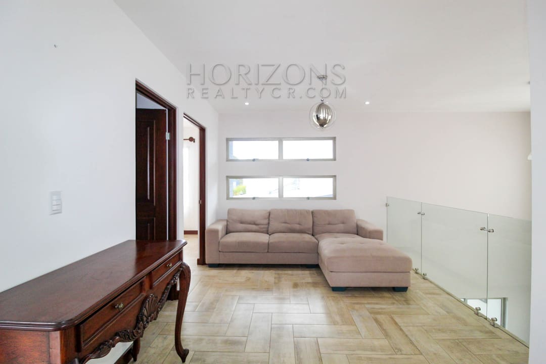 SE ALQUILA MODERNA CASA CON PATIO EN SABANILLA 3 HABITACIONES + LINEA BLANCA noj919