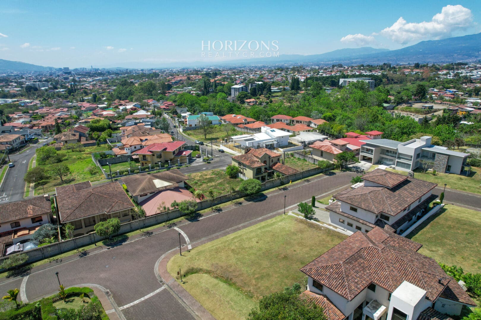 Lote con vistas al valle central en Bosques de Altamonte Curridabat nja1067