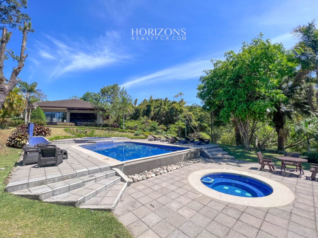 Lote con vistas al valle central en Bosques de Altamonte Curridabat nja1067