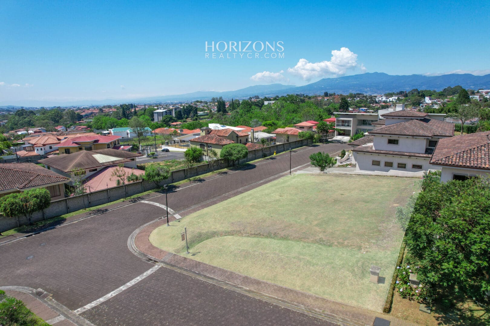 Lote con vistas al valle central en Bosques de Altamonte Curridabat nja1067