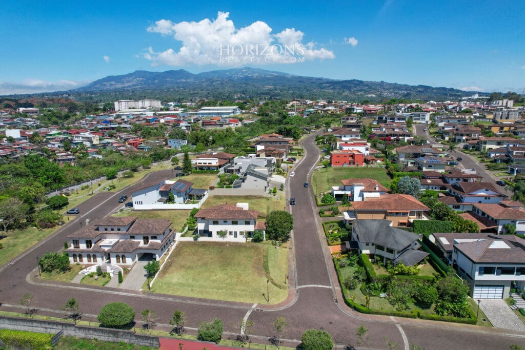 Lote con vistas al valle central en Bosques de Altamonte Curridabat nja1067
