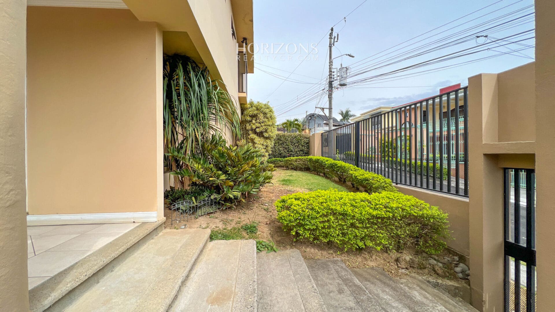 VENTA DE AMPLIA Y COMODA CASA EN CURRIDABAT DENTRO DE RESIDENCIAL  NJA1068