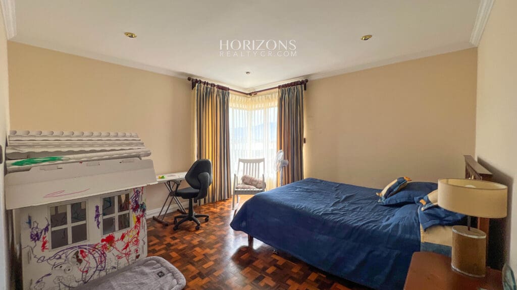 VENTA DE AMPLIA Y COMODA CASA EN CURRIDABAT DENTRO DE RESIDENCIAL  NJA1068